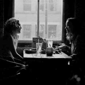 Zwei Frauen in einem Café